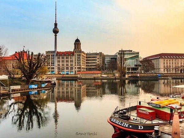 Platinum tour - Including a Van, Driver, Guide, all the main sights of Berlin, Landmarks and top attractions.